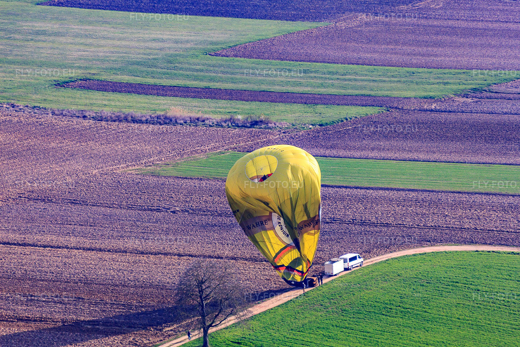 Vue aérienne: Atterrissage de la montgolfière D-OWKW sur un chemin de terre à Gunstett dans le département Bas Rhin, France – .Photo: IMG_63771.jpg prise le 30/03/2014 par Werner Riehm/FLY-FOTO.eu – Résolution de l'original: 4752 x 3168 px