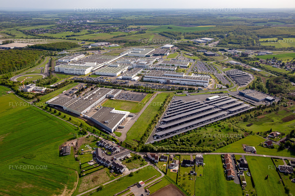 Aerial view: MAHLE Behr Hambach SAS in Hambach in the state Moselle, France.Photo: IMG_140412.jpg taken on 04/30/2024 by Werner Riehm/FLY-FOTO.comResolution of the original: 5322 x 3548 pxMAHLE Group