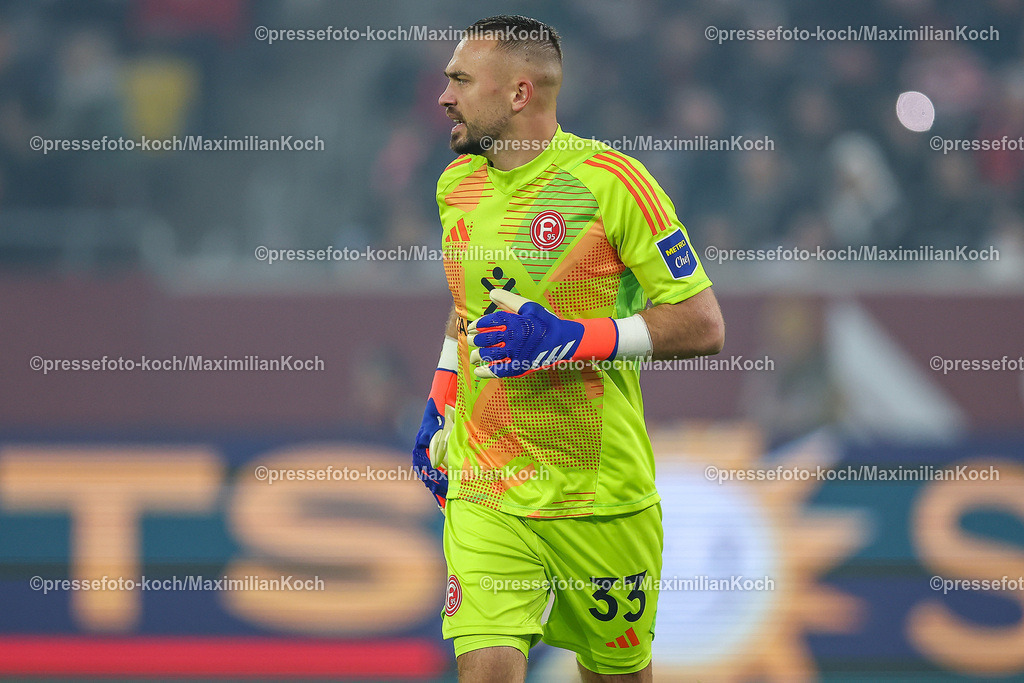 Due0911240109602141 | 09.11.2024, Fußball, Fortuna Düsseldorf - SC Paderborn 07, 2. Bundesliga, Merkur Spiel-Arena, Saison 2024 2025: Torwart Florian Kastenmeier (Fortuna Düsseldorf #33) DFB regulations prohibit any use of photographs as image sequences and or quasi-video.