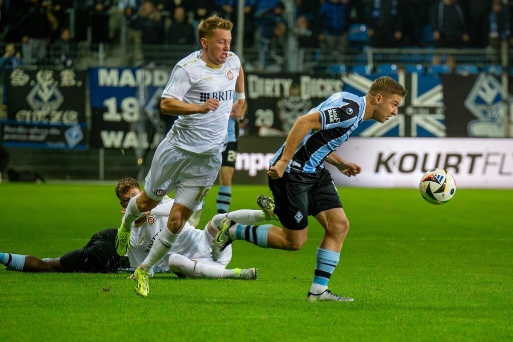 Fußball 3. Liga, Saison 2024/25, 12. Spieltag: Waldhof Mannheim gegen SV Wehen-Wiesbaden. Am Ball: Martin Kobylanski (10, Mannheim) | Fußball 3. Liga, Saison 2024/25, 12. Spieltag: Waldhof Mannheim gegen SV Wehen-Wiesbaden. Am Ball: Martin Kobylanski (10, Mannheim) - Realisiert mit Pictrs.com