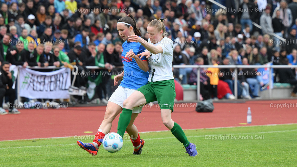 Eichholzer SV vs Holstein Kiel | Lisa Janeck (Eichholz #9) / Paula Harder (Holstein #11) / Fußball-Landespokal Finale Schleswig-Holstein Frauen 2024/2025 / Eichholzer SV vs Holstein Kiel / Eiderstadion / Büdelsdorf / 25.05.25 - Realisiert mit Pictrs.com