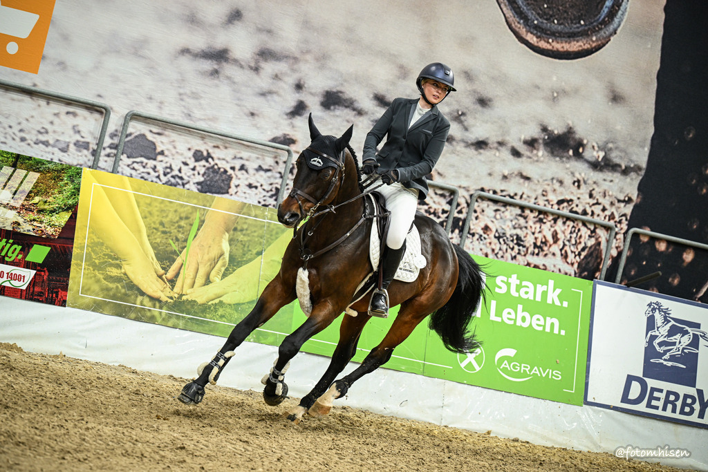 011125-15-147 | Foto Mhisen Pferdefotografie#, Reitturnier Frankfurt#  #Dressur und Springen
#Profi Pferdefotograf Reitturnier Fotograf 
#Sport Horses Photographer 
#equestrain photographer - Realisiert mit Pictrs.com