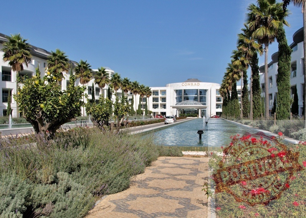 Conrad Algarve hotel luxury resort architecture and gardens | Conrad Algarve luxury hotel front entrance with water features and lush landscaping - Realisiert mit Pictrs.com