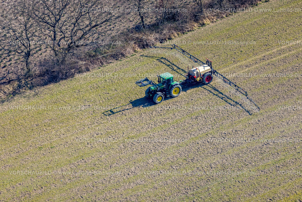 HB-Arnsberg220302189 | Luftbild, Landwirtschaftliche Arbeiten mit dem Traktor auf einem Feld am Dickenbruch, Arnsberg, Sauerland, Nordrhein-Westfalen, Deutschland