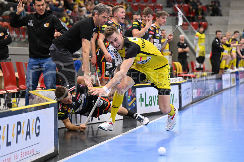 HC Rychenberg vs Tigers Langnau - 11. Dezember 2022 | HC Rychenberg vs Tigers Langnau
AXA Arena, Winterthur
Nicola Bischofberger (#2 HC Rychenberg) lässt Thomas Gfeller (#8 Tigers Langnau) in die Bande fliegen.
Bild: Sportfotografie Markus Aeschimann | www.markus-aeschimann.ch - Realisiert mit Pictrs.com