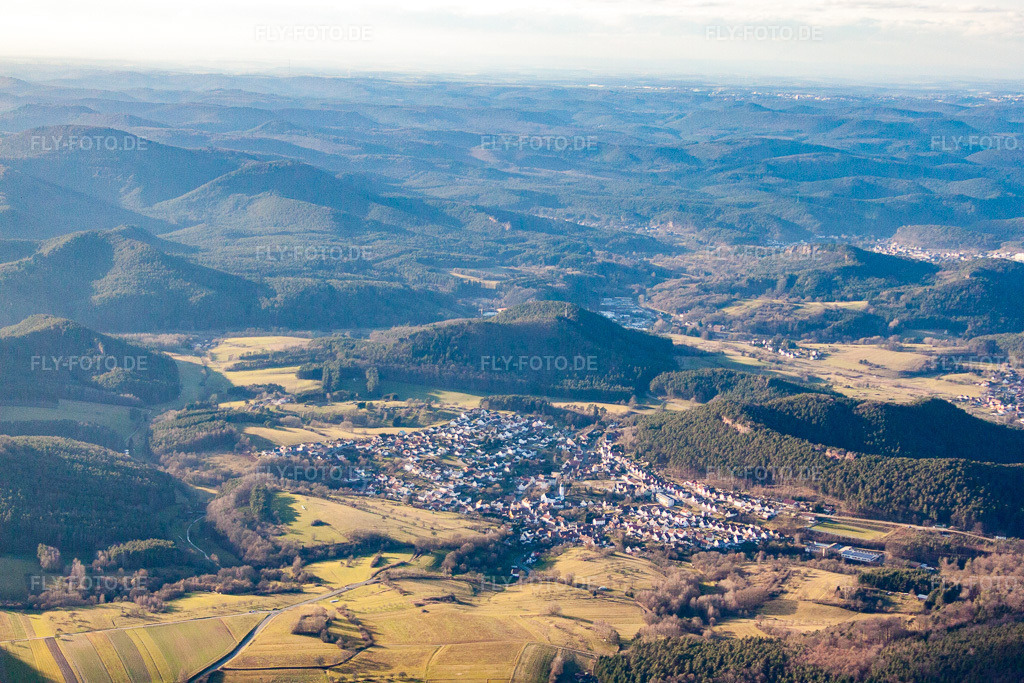 Luftbild: Ortsansicht von Osten in Busenberg im Bundesland Rheinland-Pfalz in Deutschland. Foto: IMG_61889.jpg vom 28.01.2014 durch Werner Riehm/FLY-FOTO.de