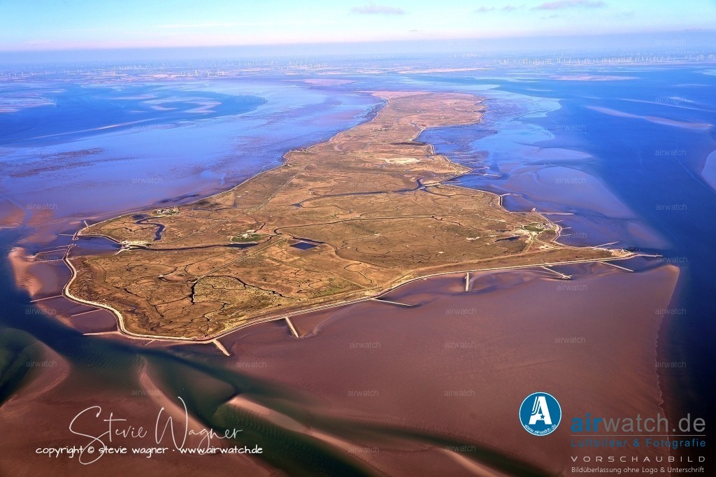 Wattenmeer, Fahrrinne und Priele - Hallig Langeneß | Die Hallig ist über eine Schienenverbindung mit der Hallig Oland und dem Festland verbunden. Die Fähre MS Hilligenlei fährt täglich von Schlüttsiel zur Hallig Langeneß. Auf der Hallig gibt es verschiedene Aktivitäten wie Wattwanderungen, Vogelexkursionen und Veranstaltungen unter dem Motto "Kultur auf den Halligen