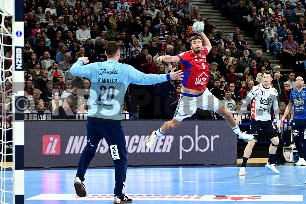 KBS Picture_HSVH-SGFl-Handewitt_031 | v.l. Moeller Kevin (SG Fl.-Handewitt) , Lassen Arenth Jacob (HSV Hamburg) ,Sportarena :  Barclays Arena Hamburg, - Realisiert mit Pictrs.com