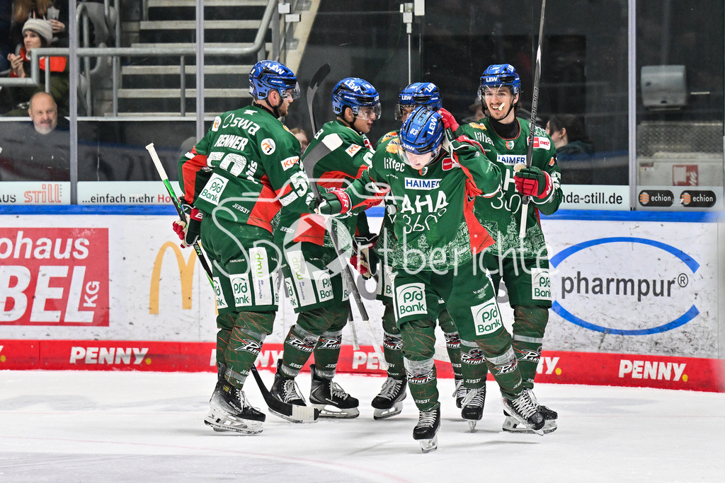 Augsburger Panther - Löwen Frankfurt | AUGSBURG, GERMANY - 16. JANUARY: Jubel der Panther nach dem TReffer zum 4-1 durch  Sebastian ZWICKL (Augsburger Panther 83) / Tor / Torschuetze / Freude / Happy während dem Match zwischen den Augsburger Panthern und den Löwen Frankfurt am 40. Spieltag der penny DEL im Curt Frenzel Stadion