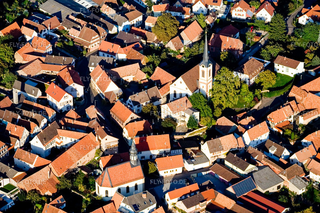 Kirchengebäude im Dorfkern | Luftbild: Kirchengebäude im Dorfkern in Göcklingen im Bundesland Rheinland-Pfalz in Deutschland. Foto: IMG_13706.jpg vom 28.09.2008 durch Werner Riehm/FLY-FOTO.de - Realisiert mit Pictrs.com