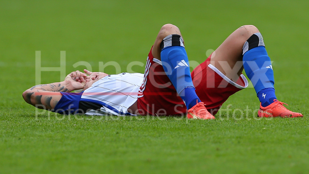 Fussball, 2. Frauen-Bundesliga, Hamburger SV - Borussia Möchengladbach | v.li.: Jobina Lahr (Hamburger SV, 31) liegt am Boden, erschöpft, angeschlagen, verletzt, Verletzung, Schmerzen, schmerzverzerrtes Gesicht, DIE DFB-RICHTLINIEN UNTERSAGEN JEGLICHE NUTZUNG VON FOTOS ALS SEQUENZBILDER UND/ODER VIDEOÄHNLICHE FOTOSTRECKEN. DFB REGULATIONS PROHIBIT ANY USE OF PHOTOGRAPHS AS IMAGE SEQUENCES AND/OR QUASI-VIDEO.