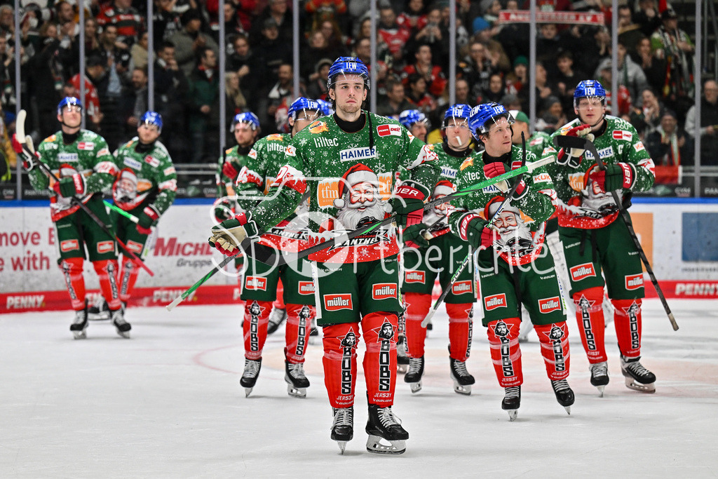 Augsburger Panther - Nürnberg Ice Tigers | Das Team der Augsburger Panther feiert zusammen mit den Fans den Heimsieg gegen Nuernberg / DEL: Augsburger Panther - Nuernberg Ice Tigers, Curt Frenzel Stadion am 06.12.2024