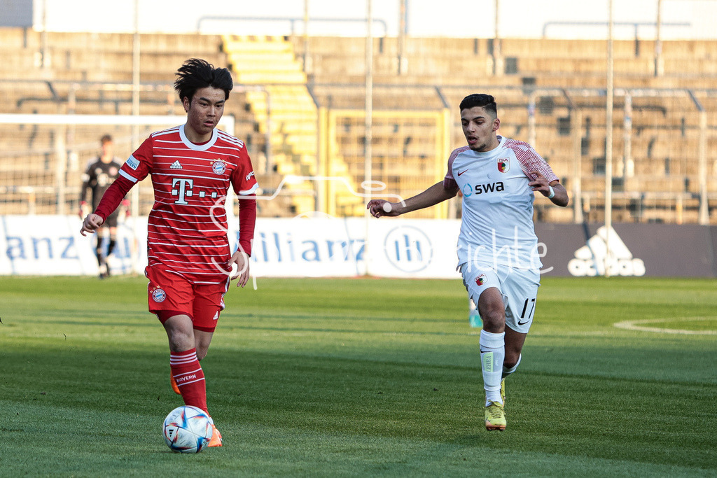 FC Bayern Amateure - FC Augsburg II | Taichi FUKUI (FCB #21) im Duell mit Davide DELLÉRBA (FCA #17)