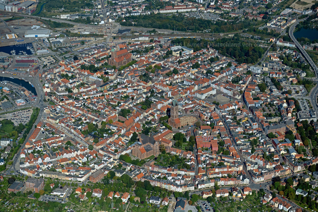 4062174 | WISMAR 08.09.2021 Altstadtbereich und Innenstadtzentrum in Wismar im Bundesland Mecklenburg-Vorpommern. Weiterführende Informationen bei: Hansestadt Wismar. // Old Town area and city center in Wismar in the state Mecklenburg - Western Pomerania. Further information at: Hansestadt Wismar. Foto: Gerhard Launer