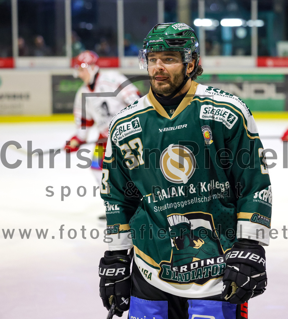 2026-02-20_137_TSV_Erding_gegen_Deggendorfer_SC | Erding, Deutschland, 20.02.2026:Eishockey, Oberliga Süd 2025 / 2026, 49. Spieltag, TSV Erding gegen Deggendorfer SC, Endergebnis: 4:1Marc Schmidpeter (Erding Gladiators, #33)Foto: Christian Riedel / fotografie-riedel.net