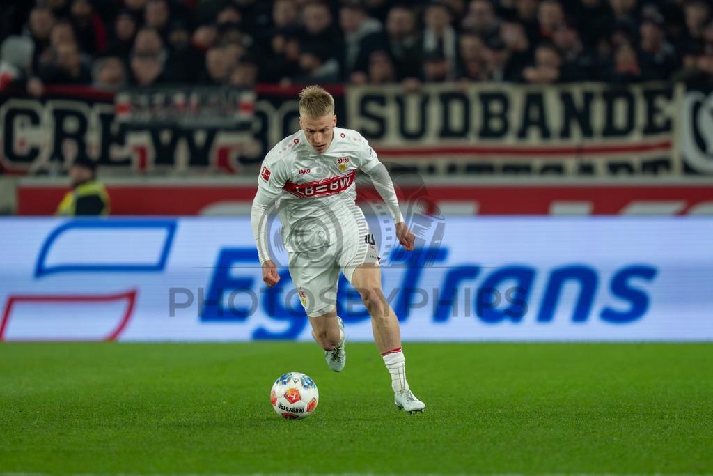 VfB Stuttgart vs. RB Leipzig, Fussball, 1. Bundesliga, 26. Spieltag, 15.03.2026 | Chris Fuehrich (VfB Stuttgart, #10) am Ball,VfB Stuttgart vs. RB Leipzig, Fussball, 1. Bundesliga, 26. Spieltag, 15.03.2026Foto: photosbyphips/Philip Ziegler