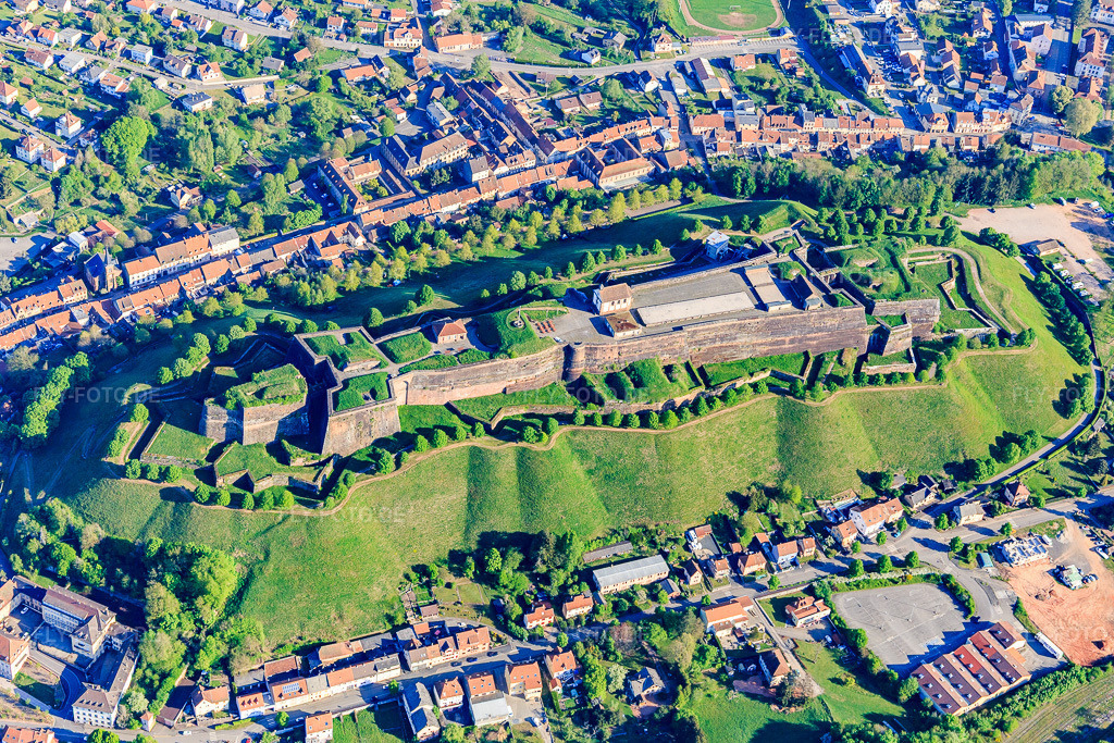 Luftbild: Zitadelle von Bitsch in Bitsch im Bundesland Moselle in Frankreich. Foto: IMG_146069.jpg vom 01.05.2025 durch Werner Riehm/FLY-FOTO.deWWW.CITADELLE-BITCHE.COM