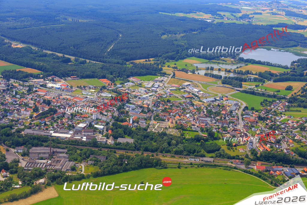 Die Luftaufnahme der Stadt Altenstadt-an-der-waldnaab wurde vom UL-Flugzeug heraus erstellt ( keine Drohne )- hohe Auflösung für beste Qualität