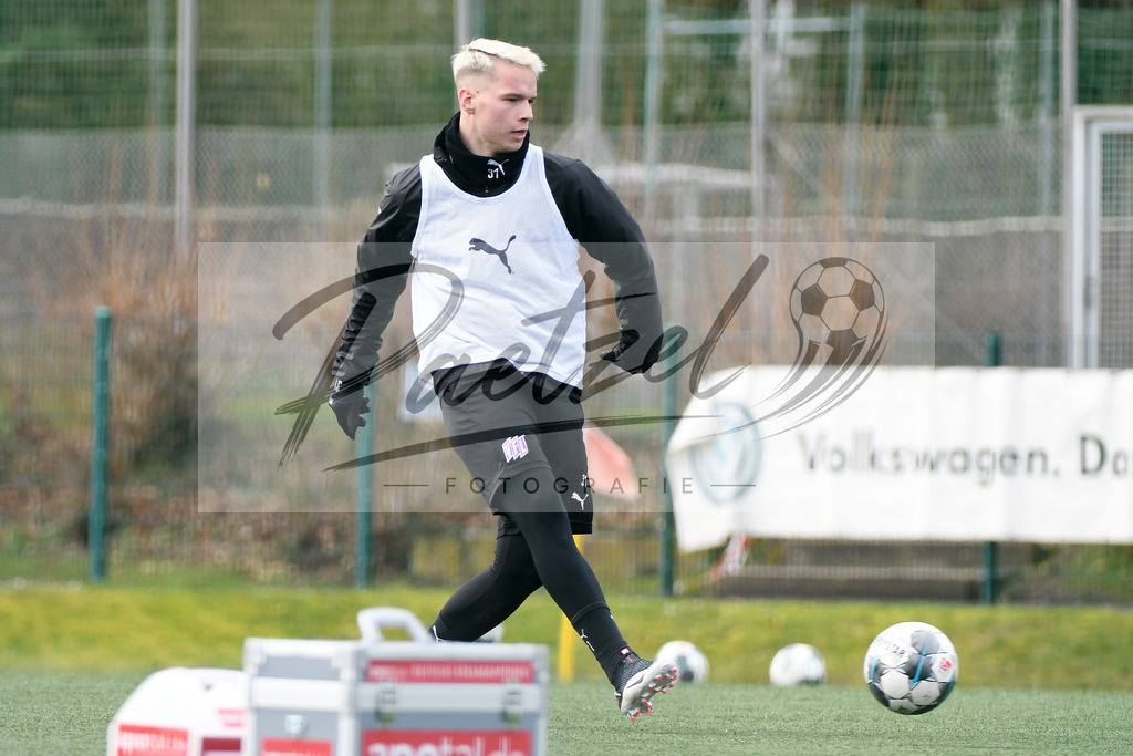 20200302_TRAOSN_0017 | Fussball, Herren: Niklas Schmidt (VfL Osnabrueck) in Aktion, am Ball, Einzelaktion waehrend der Trainingseinheit des VfL Osnabrueck im Sportpark Illoshoehe am 02.03.2020 in Osnabrueck, Deutschland. - Realisiert mit Pictrs.com
