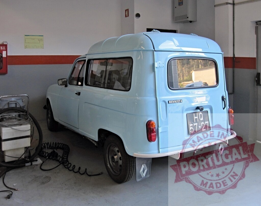 Renault 4 F4 van parking in repair garage | Classic light blue Renault 4 utility van parked inside a workshop - Realisiert mit Pictrs.com