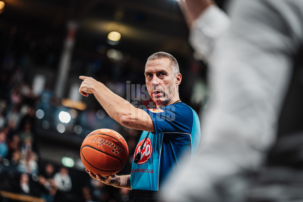 Basketball | Männer | Saison 2024/2025 | easyCredit Basketball Bundesliga | 4. Spieltag | Veolia Towers Hamburg vs. EWE Baskets Oldenburg | 06.10.2024 | Referee Robert Lottermoser