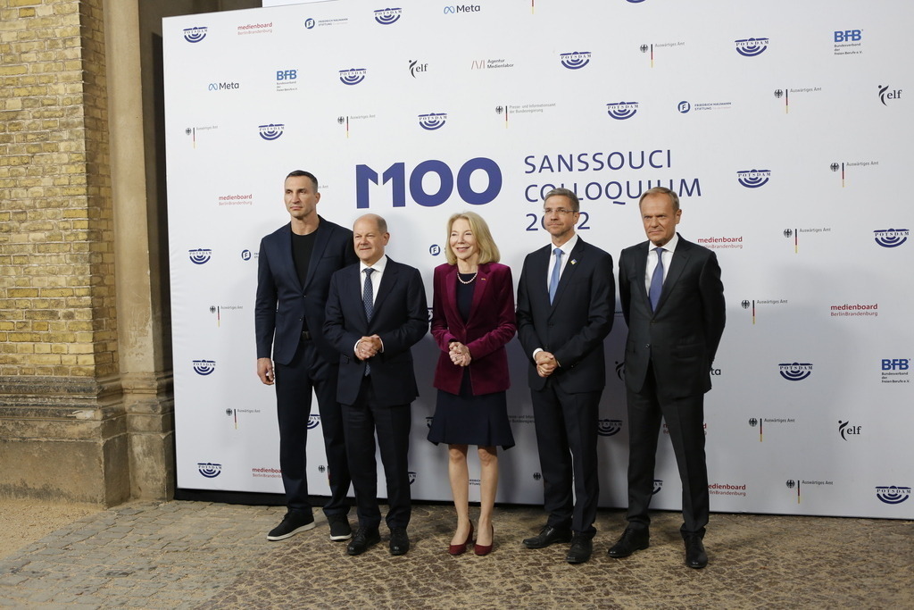 M100 Media Award: „Preis der europäischen Presse“ in Potsdam für das Ukrainische Volk verliehen. | Mit dem M100 Media Award, der sich als „Preis der europäischen Presse“ versteht, wird in diesem Jahr das Ukrainische Volk ausgezeichnet. Die Auszeichnung nimmt stellvertretend Wladimir Klitschko in der Orangerie im Park Sanssouci entgegen. Das Bild zeigt (L-R)  Ukrainischer Ex-Box-Weltmeister im Schwergewicht Wladimir Klitschko, Bundeskanzler Olaf Scholz, Amy Gutmann, US-Botschafterin in Deutschland, Mike Schubert, Bürgermeister von Potsdam und Donald Tusk vor der Preisverleihung.