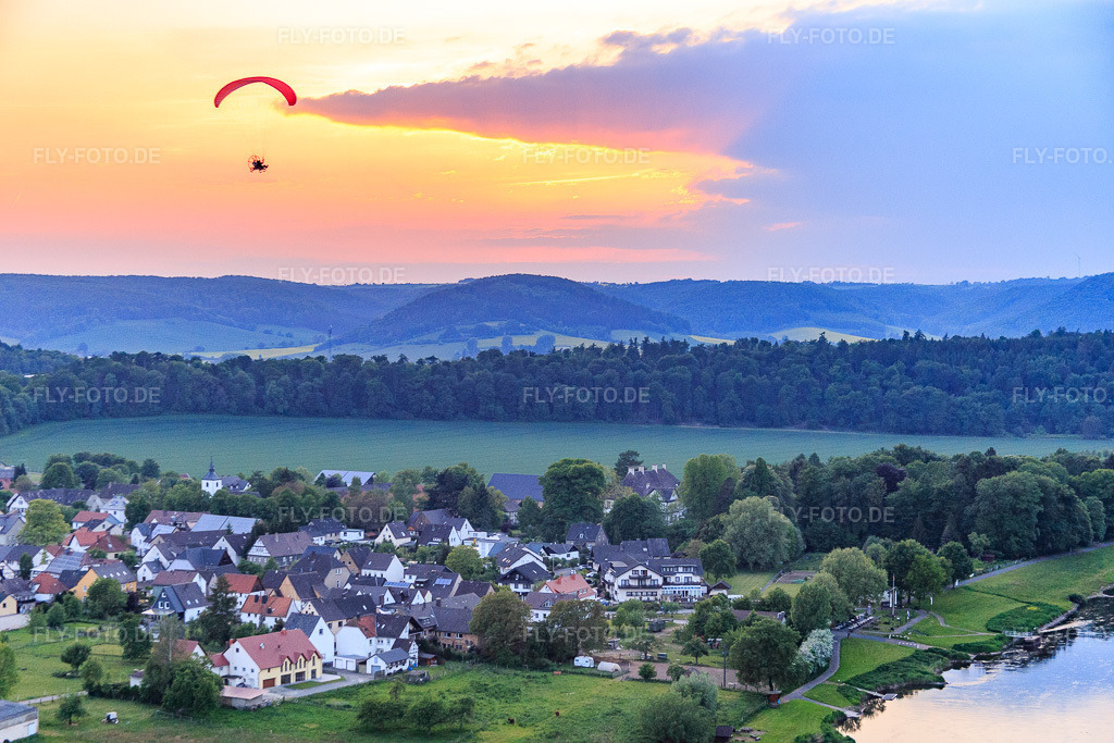 Luftbild: Dorf am Uferr der Weser im Ortsteil Wehrden in Beverungen im Bundesland Nordrhein-Westfalen in Deutschland. Foto: IMG_079238.jpg vom 22.05.2015 durch Werner Riehm/FLY-FOTO.de