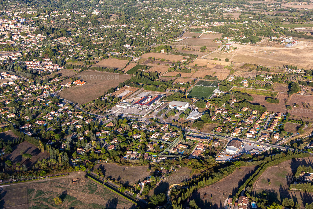 Aerial view: Collège Marie Mauron, Stade Intercommunal in Fayence in the state Var, France. – Photo: IMG_129426.jpg taken on 09/18/2021 by Werner Riehm/FLY-FOTO.com – Resolution of the original: 5472 x 3648 px