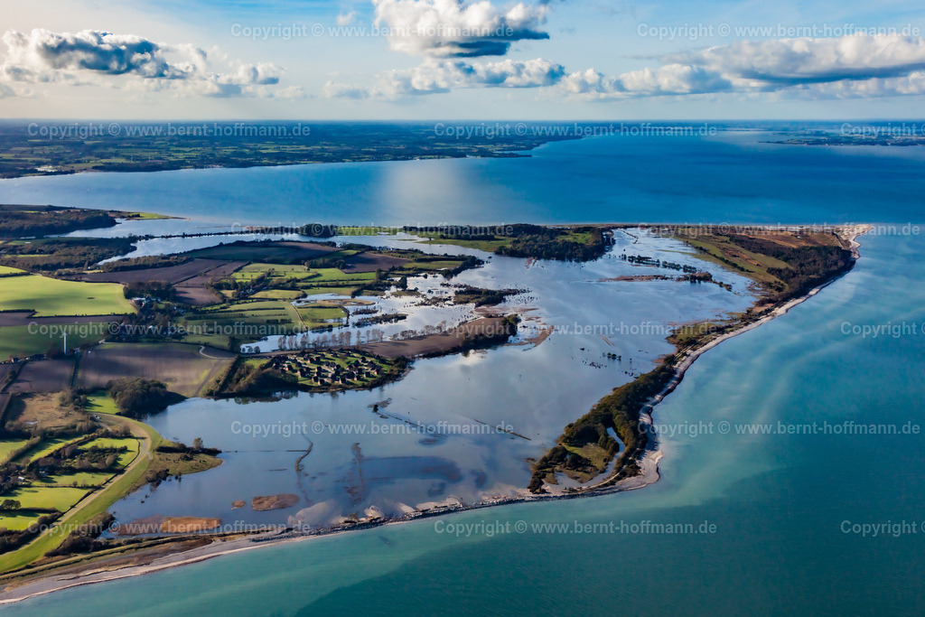 PLB_6497mod_Geltinger-Birk_90x60 | LUFTBILD. Geltinger Birk - überflutet. __ Blick nach Nordwest auf das Naturschutzgebiet und in die Flensburger Außenförde. Großflächige Überflutung in dem Naturreservat nach Deichbruch am Ostufer. - Realisiert mit Pictrs.com