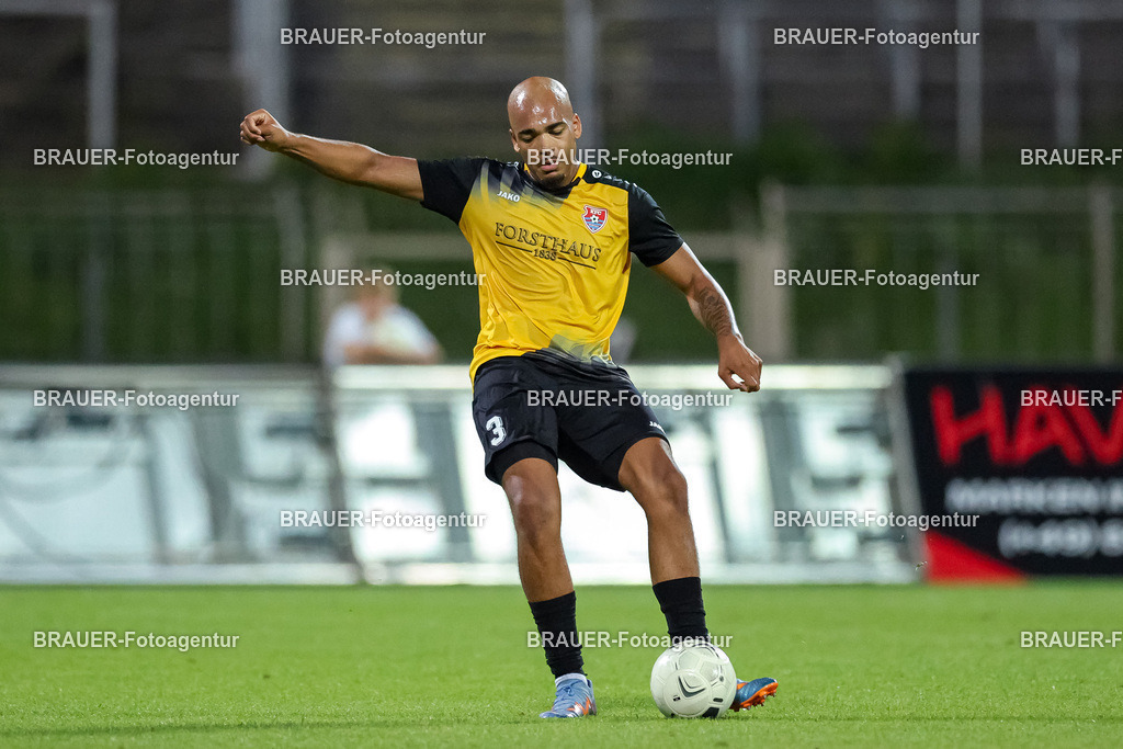 SB_KFCBAU_20250815_5852.JPG -  - KFC Uerdingen - SF Baumberg - Oberliga Niederrhein | Krefeld, Deutschland, 15.08.25: Anthony Oscasindas (KFC Uerdingen) in Aktion, am Ball, Einzelaktion während des Oberliga Niederrhein Spiels zwischen KFC Uerdingen - SF Baumberg in der Grotenburg Stadion am 15. August 2025 in Krefeld, Deutschland. (Foto von Stefan Brauer/Brauer-Fotoagentur)