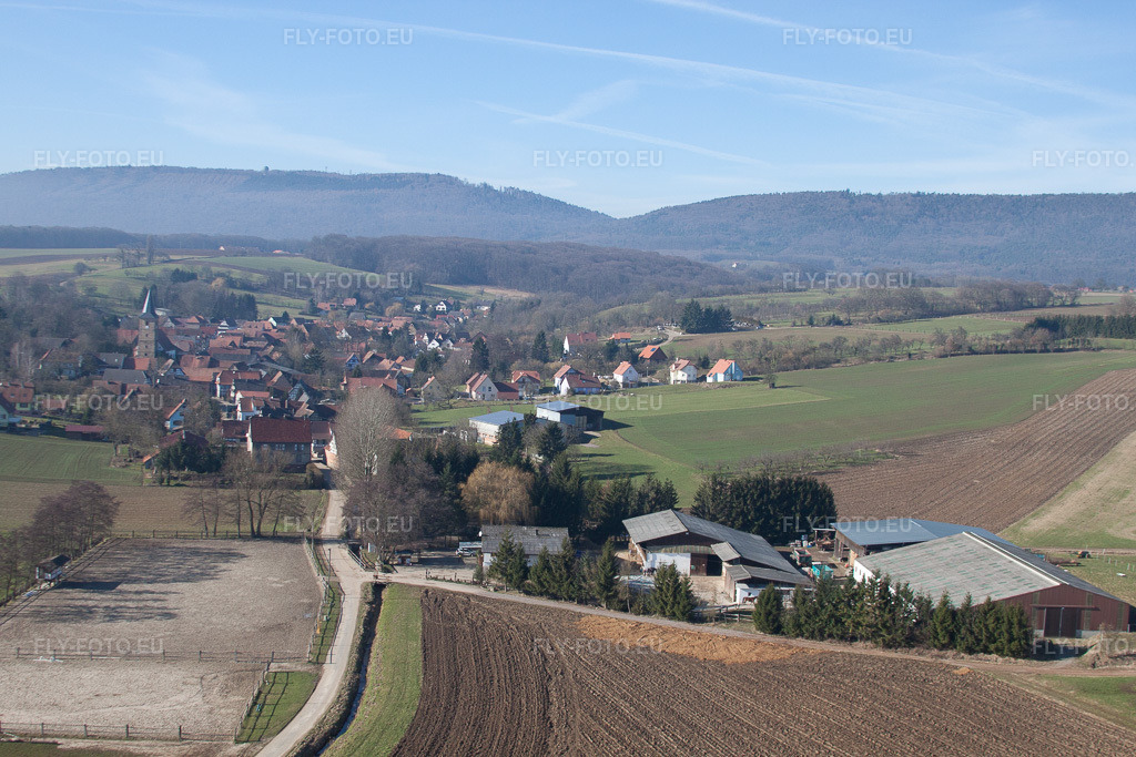 Vue aérienne: Vue de la ville à Bremmelbach dans le département Bas Rhin, France. Photo: IMG_37387.jpg prise le 07/02/2011 par Werner Riehm/FLY-FOTO.eu – Résolution de l'original: 4752 x 3168 px