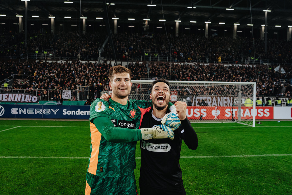 FCS08690 | Der offizielle Shop für FC St. Pauli Fotos. Wähle aus Spielszenen & Fanmomenten dein FCSP Wunschformat. Wir liefern Millerntor-Atmosphäre.