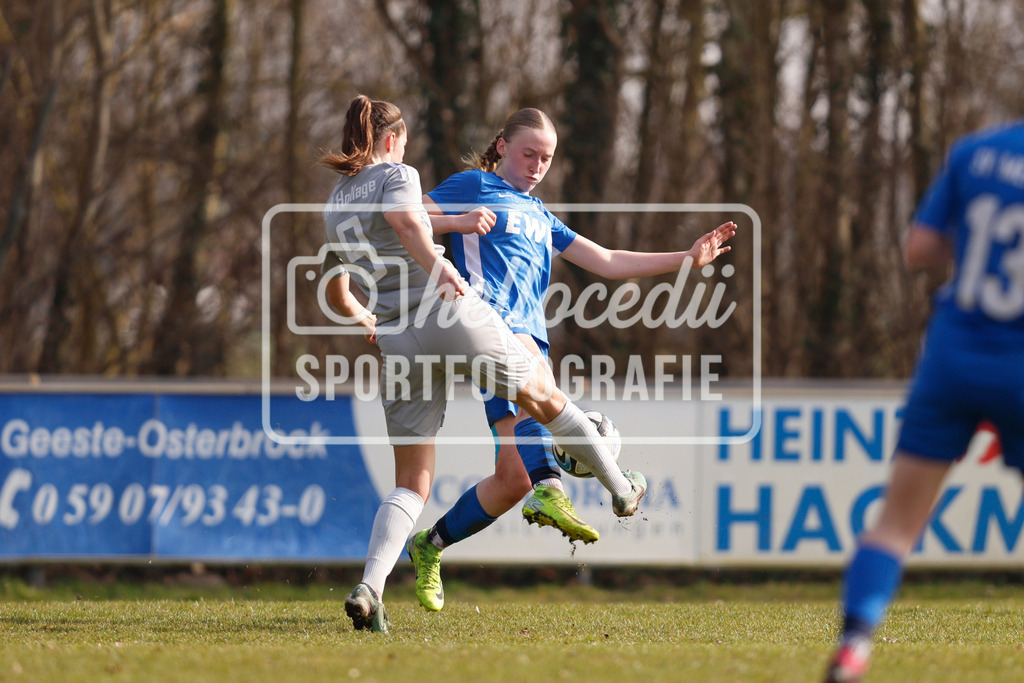 Fußball I Frauen I Saison 2025-2026 I Oberliga Niedersachsen I 15. Spieltag I SV Meppen 1912 e.v. U20 2 - BW Hollage -35 | Zweikampf zwischen Stefanie Gühmann (9, BW Hollage) und Mirja Langen (23, SV Meppen 1912 e.v.) - Realisiert mit Pictrs.com