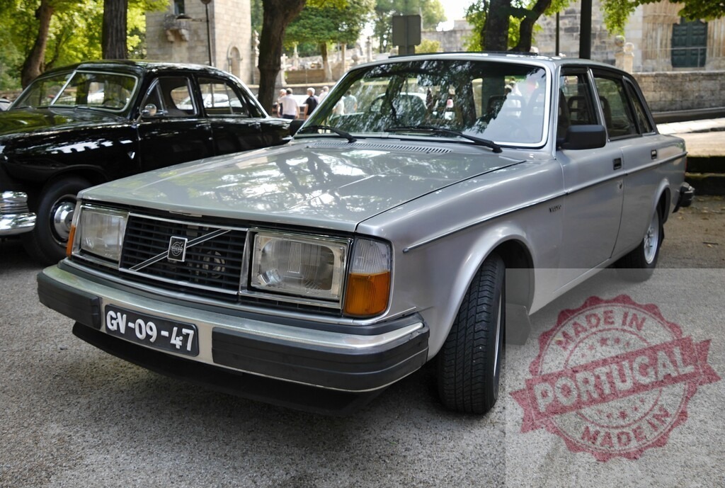 Volvo 240 series classic car at outdoor exhibition | Silver Volvo 240 series vintage car parked at an outdoor classic automobile display - Realisiert mit Pictrs.com
