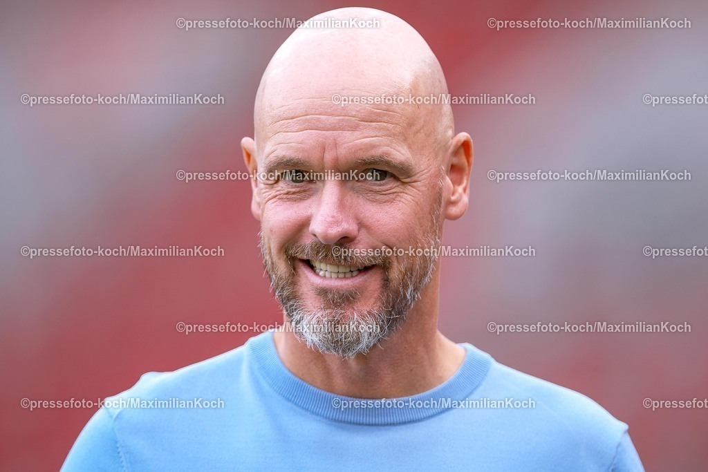 B0405082501013 | 05.08.2025, Fußball, Bayer 04 Leverkusen - Pisa Sporting Club, Testspiel, Saisoneröffnung in der BayArena, Saison 2025 2026: Cheftrainer Erik ten Hag (Bayer04)  DFB regulations prohibit any use of photographs as image sequences and or quasi-video.