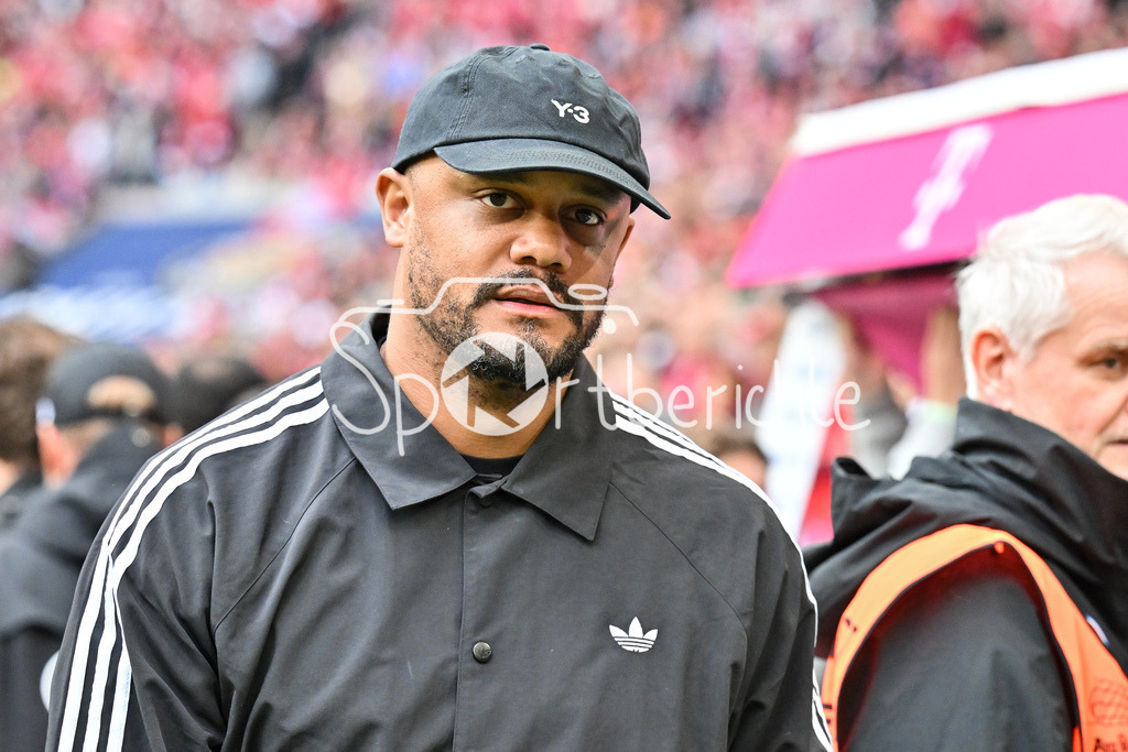 FC Bayern München - VfB Stuttgart | MUNICH, GERMANY - 19. APRIL: Vincent KOMPANY Trainer FC Bayern München before the Bundesliga Match between FC Bayern Munich vs. VfB Stuttgart at Matchday 30 at Allianz Arena / DFL REGULATIONS PROHIBIT ANY USE OF PHOTOGRAPHS AS IMAGE SEQUENCES AND/OR QUASI-VIDEO