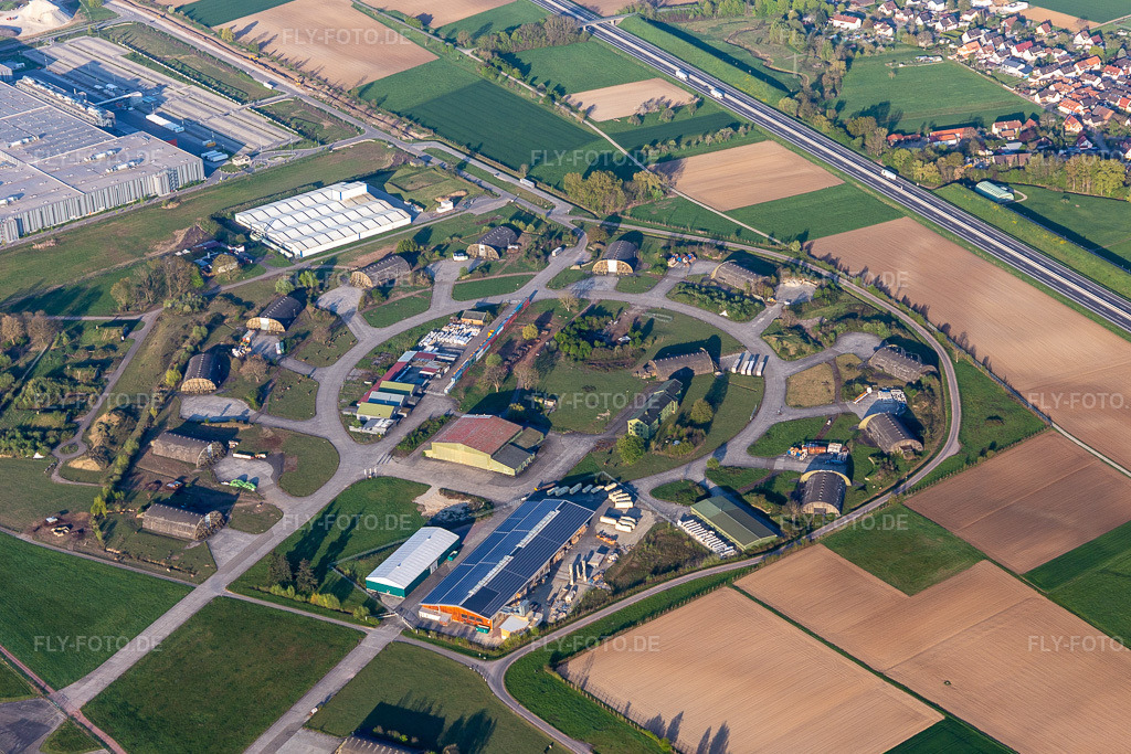 Luftbild: Betonshelter und ehemalige Flugplatz- Hangars mit Bogendeckung im heutigen Gewerbegebiet in Lahr/Schwarzwald im Ortsteil Schuttern in Friesenheim im Bundesland Baden-Württemberg in Deutschland. Foto: IMG_126578.jpg vom 25.04.2021 durch Werner Riehm/FLY-FOTO.de