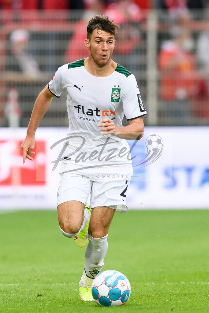 FCUBMG20210829_181 | Fussball, Herren: Joe Scally (Borussia Moenchengladbach) in Aktion, am Ball, Einzelaktion beim Spiel der 1. Bundesliga zwischen 1. FC Union Berlin und Borussia Moenchengladbach im Stadion An der Alten Foersterei am 29.08.2021 in Berlin, Deutschland. - Realisiert mit Pictrs.com