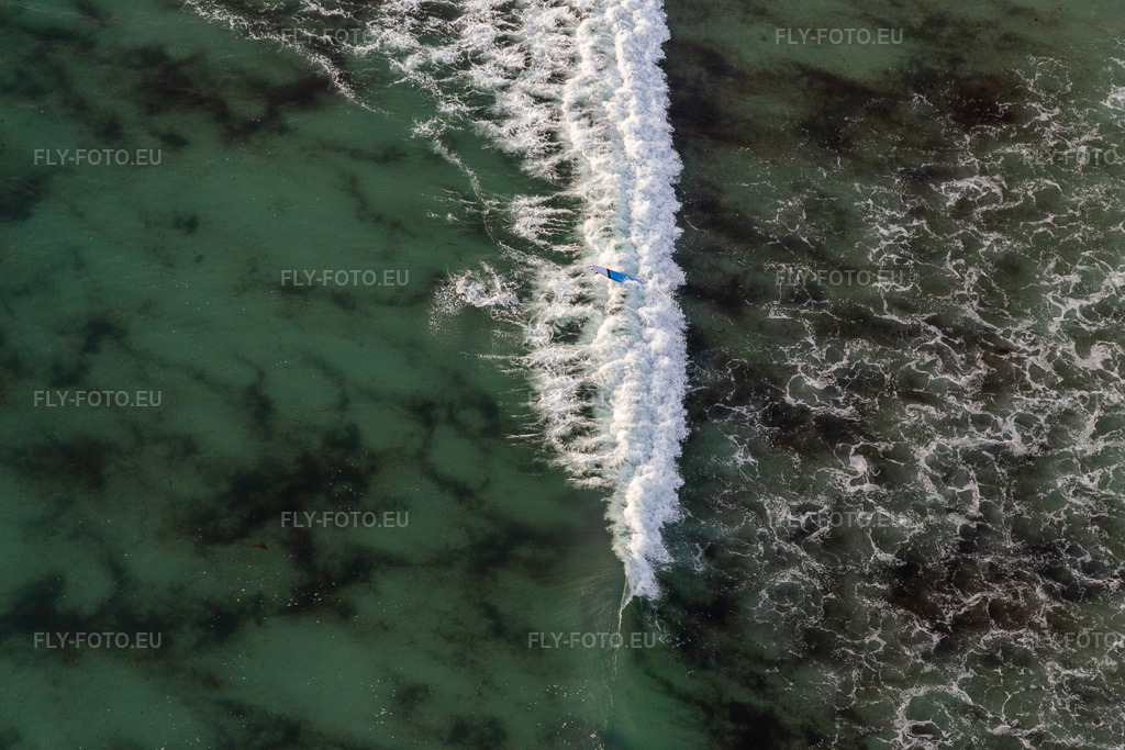 Vue aérienne: Surfeurs devant la plage la Torche-Tronoën à Plomeur dans le département Finistère, France. Photo: IMG_132586.jpg prise le 17/06/2022 par Werner Riehm/FLY-FOTO.eu – Résolution de l'original: 5472 x 3648 px