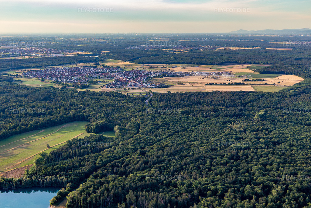 Luftbild:  in Hambrücken im Bundesland Baden-Württemberg in Deutschland. – Foto: IMG_133497.jpg vom 12.07.2022 durch Werner Riehm/FLY-FOTO.de – Auflösung des Originals: 5276 x 3518 px – Hambrücken