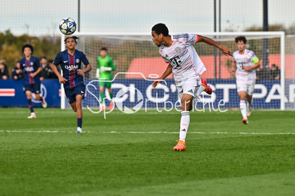 Paris Saint Germain U19 - FC Bayern München U19 | PARIS, FRANKREICH - 4. NOVEMBER: am Ball Chivano WIJKS (FCB Bayern München U19 2) beim Ligaspiel zwischen der U19 von Paris Saint Germain und der U19 des FC Bayern München am 4. Spieltag der UEFA Youth League am PSG Campus am 04.11.2025