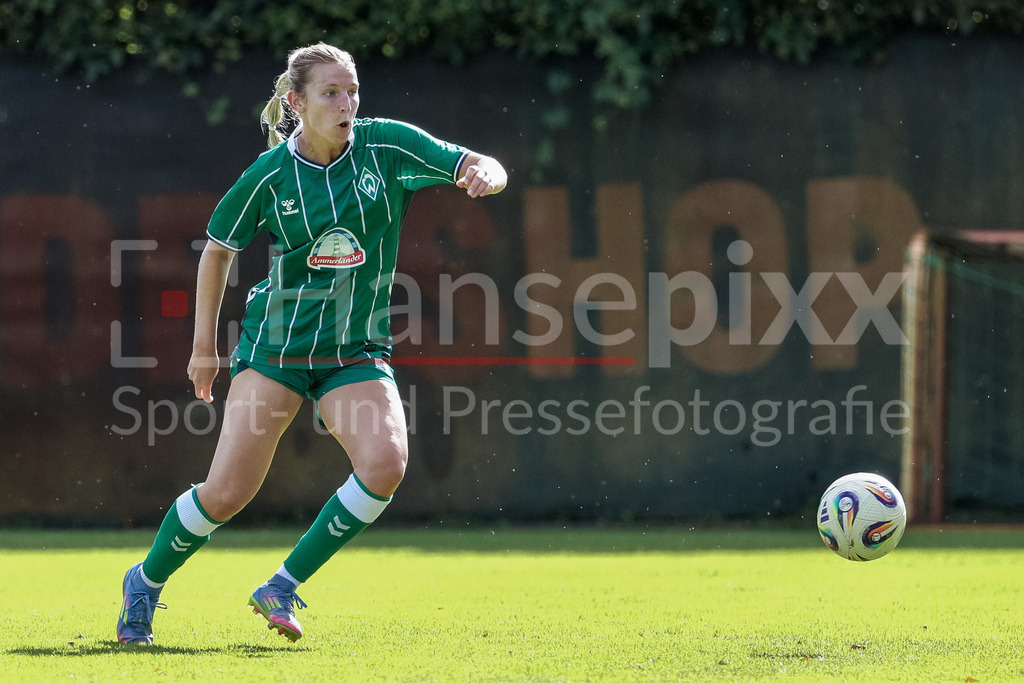 Fussball, Testspiel Frauen, SV Werder Bremen - SC Heerenveen | Kaylie Ronan (SV Werder Bremen, 4) am Ball, Freisteller, Einzelbild, Ganzkörper, Aktion, Action, Spielszene