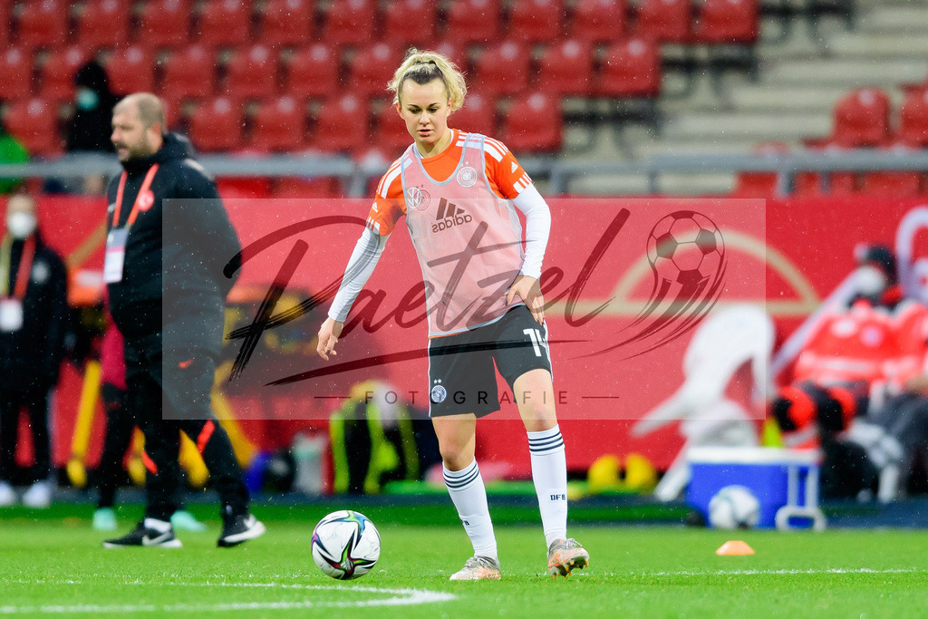 GERTUR20211126_089 | Fussball, Frauen: Lena Lattwein (Germany) in Aktion, am Ball, Einzelaktion bei dem Spiel der WM-Qualifikation zwischen Deutschland und Tuerkei im Eintracht-Stadion am 26.11.2021 in Braunschweig, Deutschland. - Realisiert mit Pictrs.com