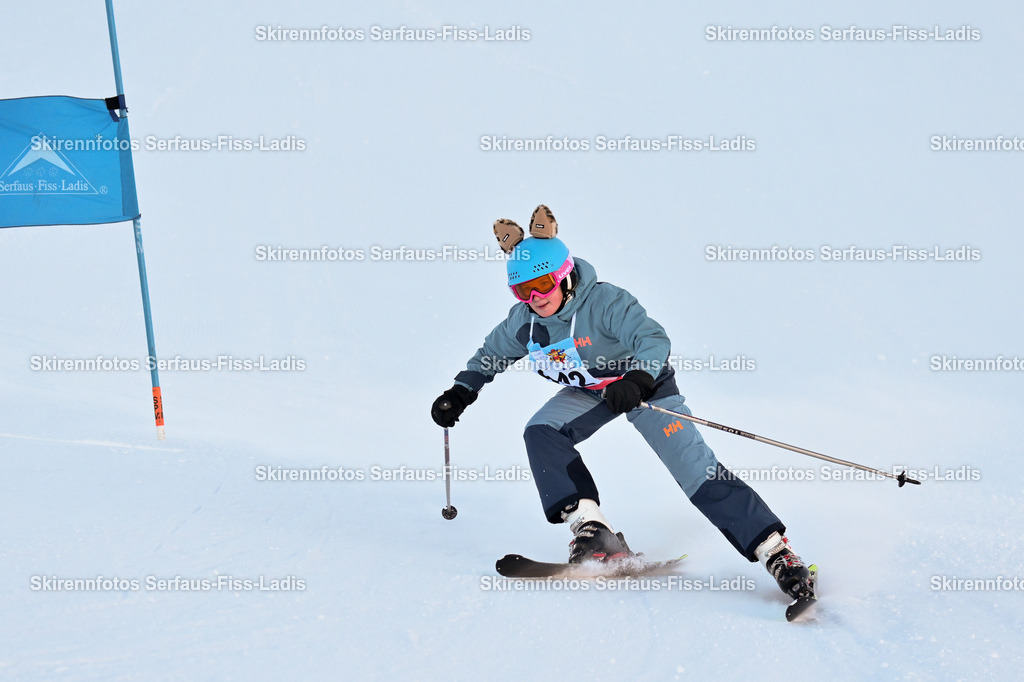 SRF_25.12.2025_0134 | Skirennfotos,Serfaus,Fiss,Ladis,Kinderskirennen,Winter,Tirol,Oberland,skirace,SFL,feelfree,weil wir's genießen,ski,Ski,skifahren,Sonnenplateau, - Realisiert mit Pictrs.com