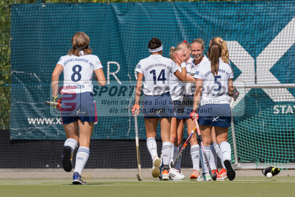 HK_20220903_109584 | 1. Bundesliga Damen Düsseldorfer HC - Berliner HC am 3.9.2022 DHC Düsseldorf, Düsseldorf , Selin Oruz ( Düsseldorfer HC #14 ) , Lisa Nolte ( Düsseldorfer HC #17 )