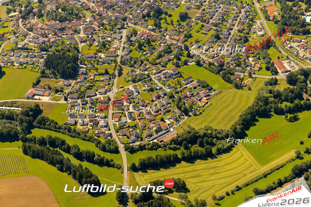 Das Luftbild zeigt : Wohngebiet Immobilie Pleystein - Die Luftaufnahme wurde 2023 vom UL-Flugzeug aus erstellt ( keine Drohne ) - Hochauflösende Luftaufnahme - Für grossformatige Ausdrucke geeignet. Die Geschenkidee !Mit Lizenz und Bildrechte bestellbar