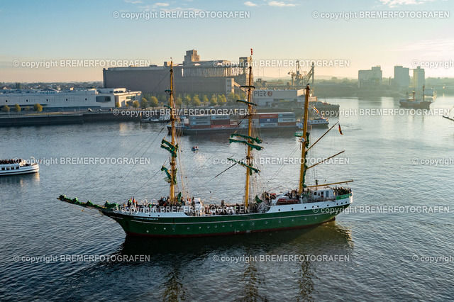 DJI_0172 | 30.09.2022 Drohnenaufnahmen Dt. Schifffahrtstag 2022 Bremen Wendebecken / Weser
