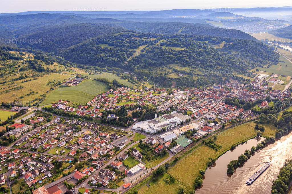 Luftbild: Ortsansicht am Mainufer aus Westen im Ortsteil Fechenbach in Collenberg im Bundesland Bayern in Deutschland. Foto: IMG_089652.jpg vom 11.06.2016 durch Werner Riehm/FLY-FOTO.de