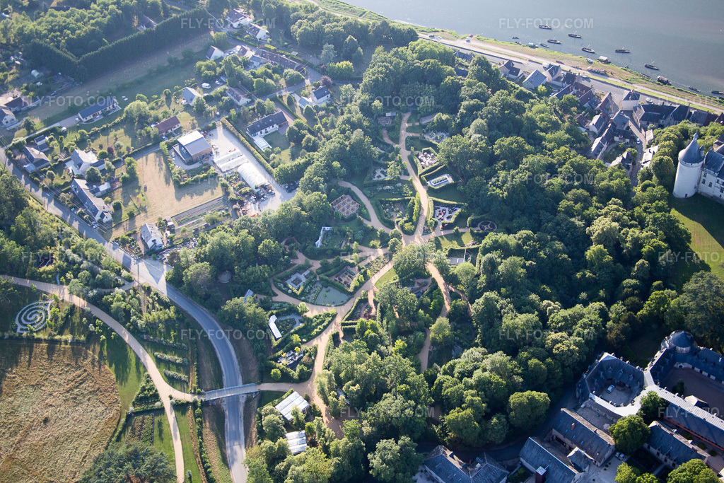 Aerial view: View of the town in Chaumont-sur-Loire in the state Loir et Cher, France. – Photo: IMG_081227.jpg taken on 06/19/2015 by Werner Riehm/FLY-FOTO.com – Resolution of the original: 5472 x 3648 px