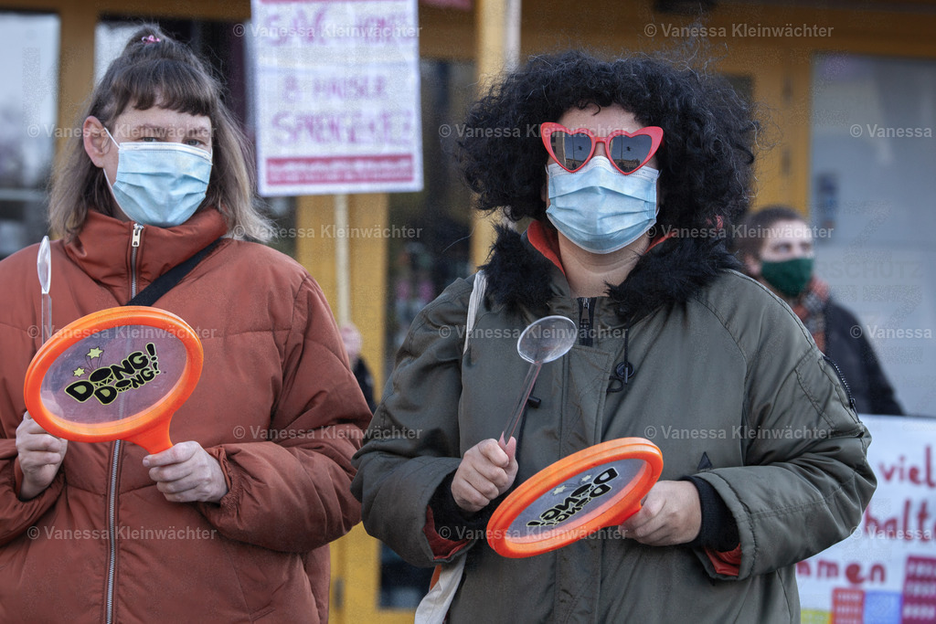 201105 StopHeimstadenAGH-5 | Mit einer Lärmkundgebung in der Nähe des Abgeordnetenhauses von Berlin protestieren Mieter*innen am 5.11.2020 gegen einen Verkauf ihrer Häuser an den Schwedischen Investor Heimstaden. - Realisiert mit Pictrs.com